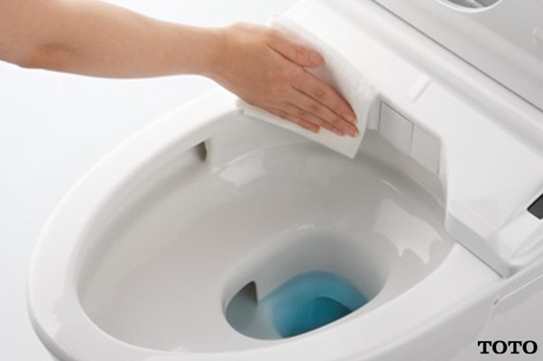 cleaning-toilet-bowl-comforatable-and-clean